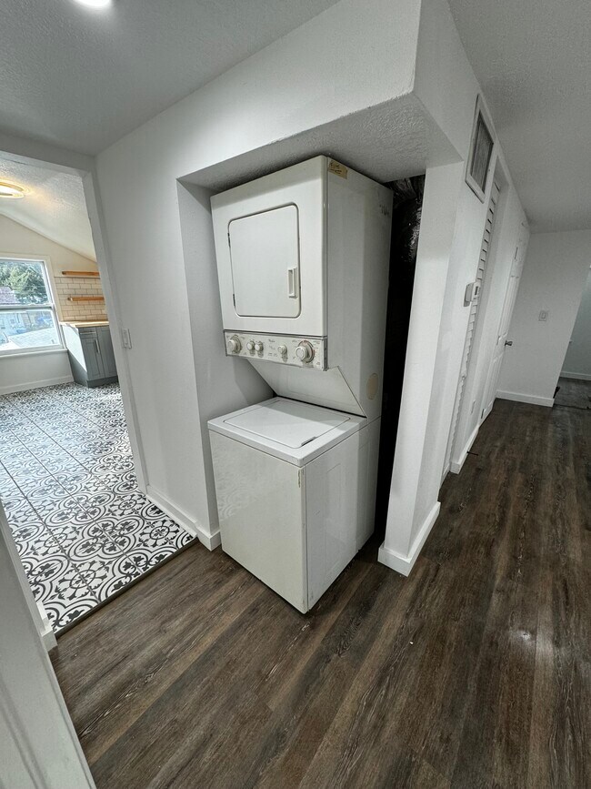 Foto del edificio - 682 13th Ave NW