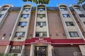 Primary Photo - 541 W Oakdale Ave