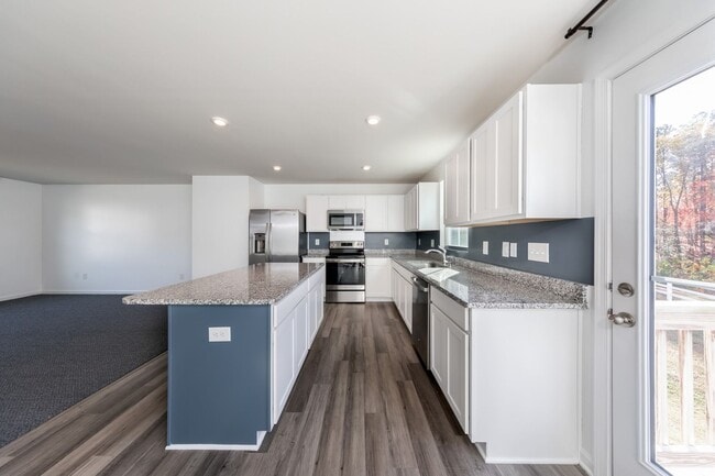 Building Photo - Shows Like New!