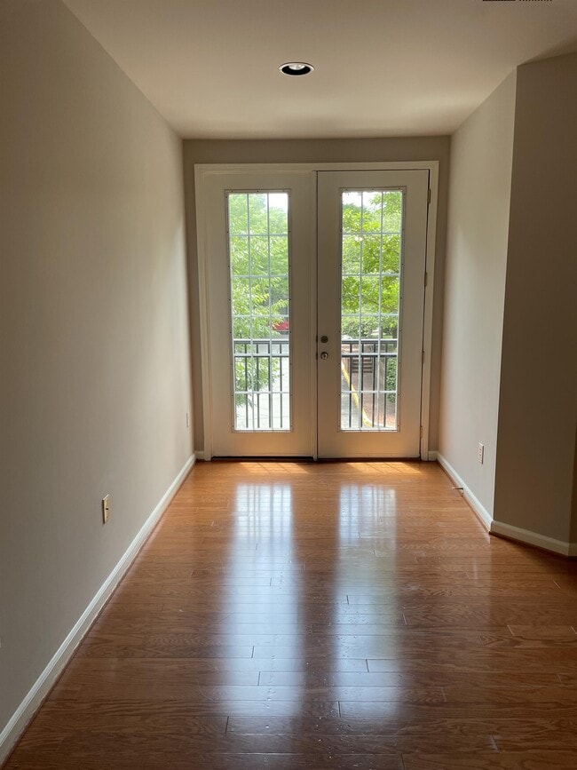 Photo - 755-72B Walker Square House