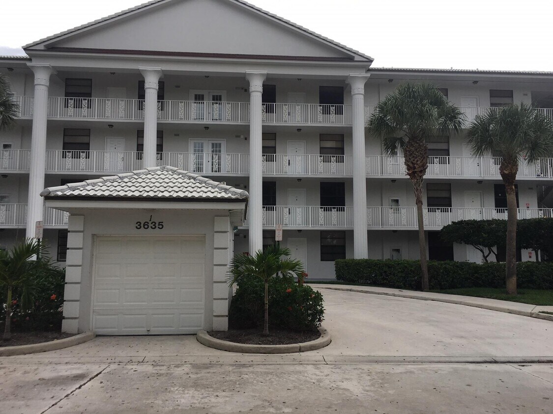 Foto principal - 3635 Whitehall Dr