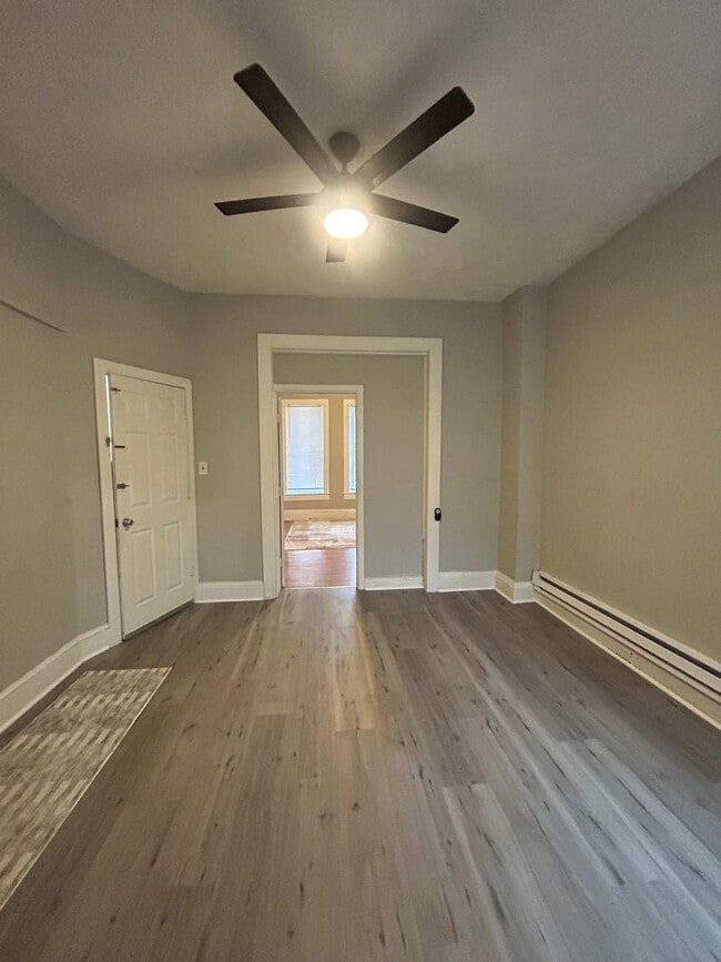 Building Photo - 654 W King St