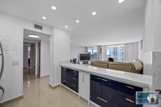 Foto del edificio - 2801 NE 183rd St