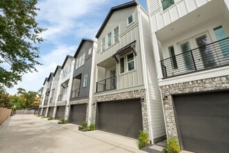 Building Photo - 717 Janisch Rd