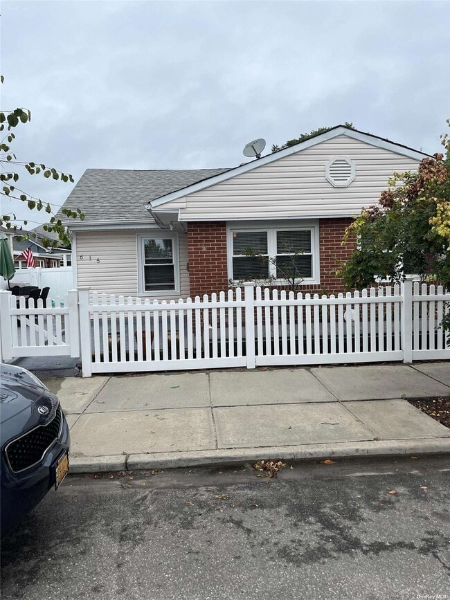 Foto del edificio - 615 W Walnut St