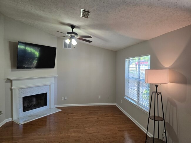 Family Room - 2016 Briar Trail Ct SW