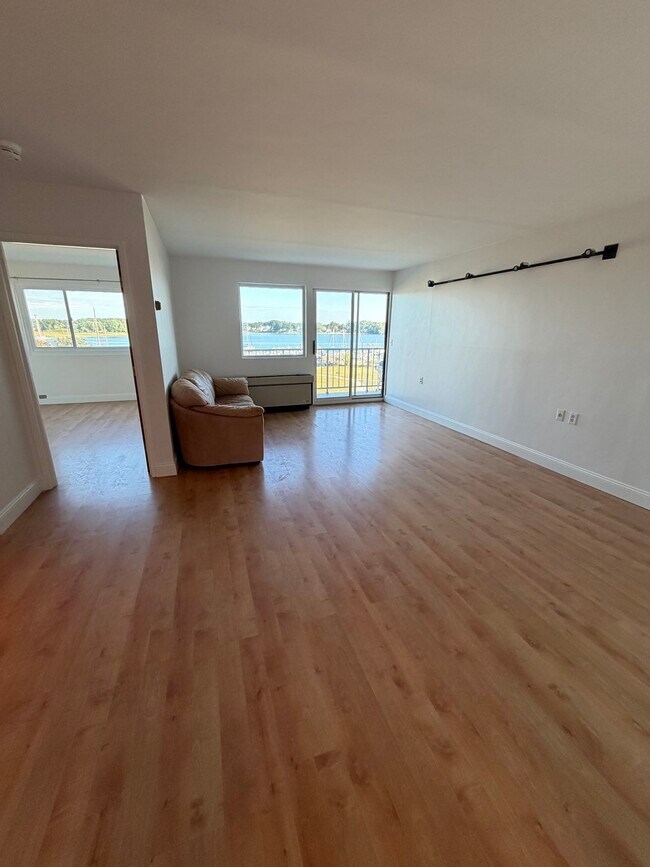 Foto del edificio - 100 Cove Way