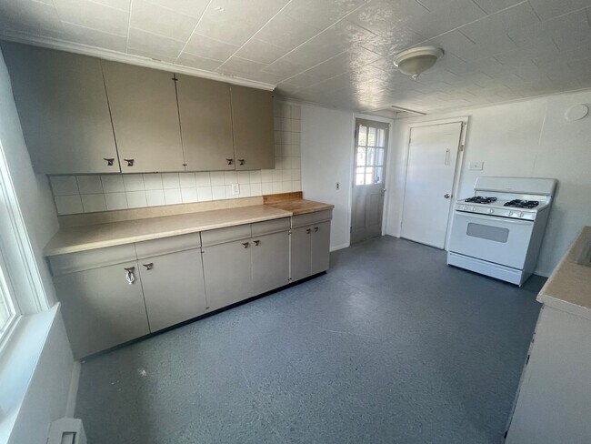 Foto del edificio - Spacious 1–2 Bedroom Apartment for Rent – Adams, MA