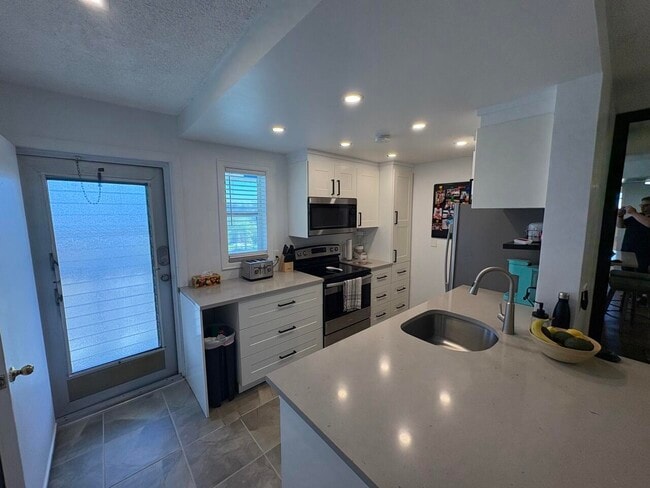 Building Photo - 2161 NE 1st Ct