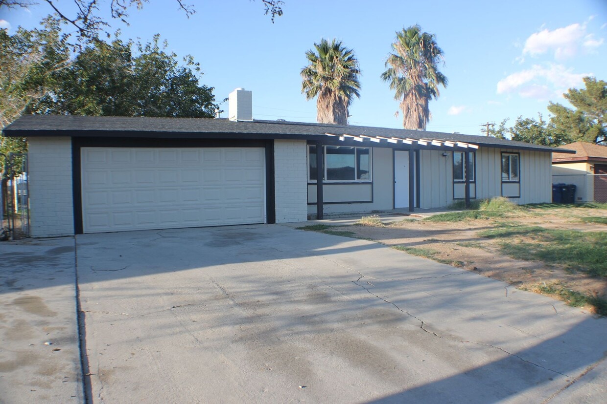 Primary Photo - Beautiful Rental with Fireplace, Granite C...