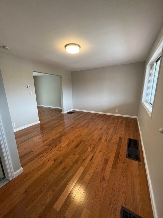 Building Photo - Spacious 3 Bed/1.5 Bath Home in Overbrook ...