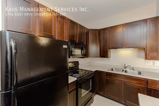 Foto del edificio - 1744 E 69th St