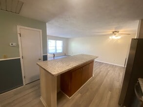 Building Photo - 1107 Roanoke St E