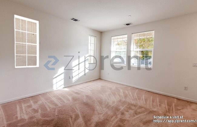 Foto del edificio - 2483 Judith Resnik Ave