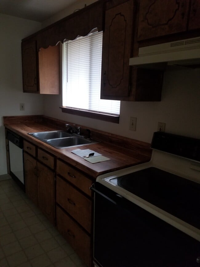 Kitchen - 41 Greenleaf Ct