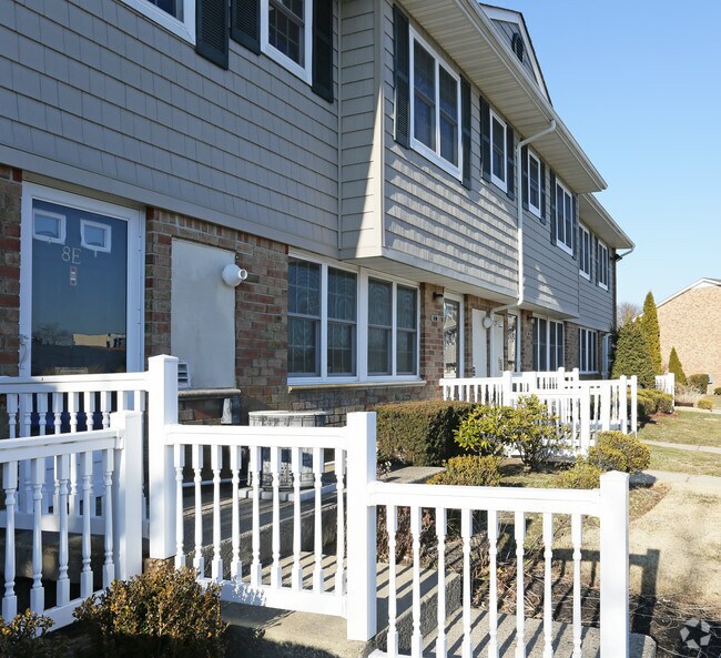 Fairfield Pines East Apartments Riverhead, NY