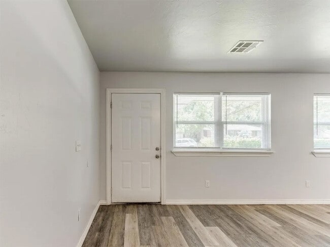 Building Photo - 1528 Avondale Dr