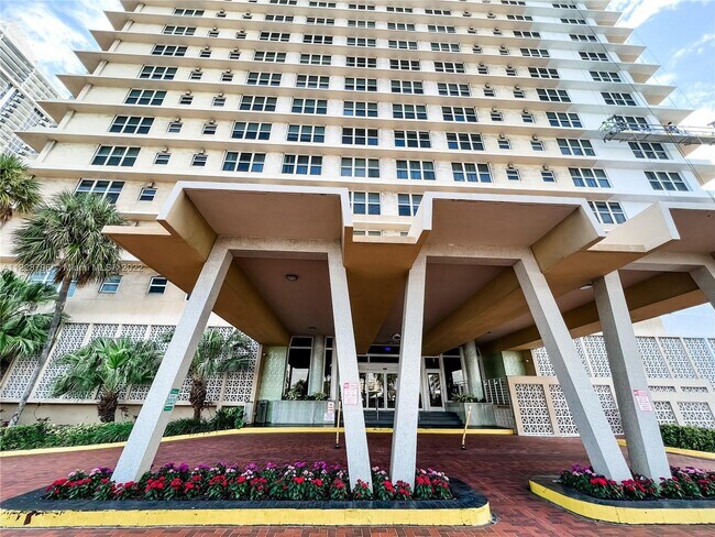 Building Photo - 4747 Collins Ave