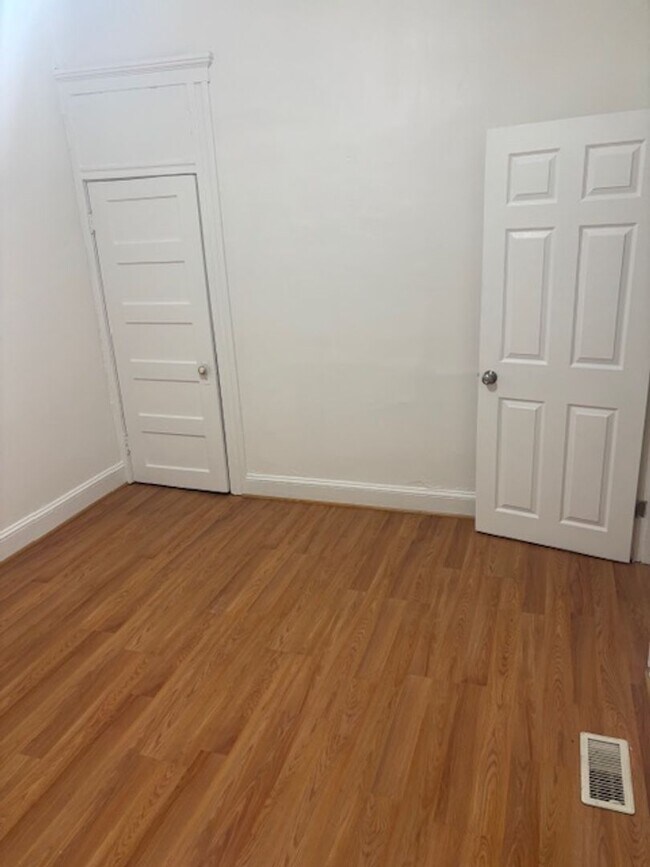 Building Photo - 3 BEDROOM 2 BATHROOM HUGE TOWNHOUSE FOR RE...