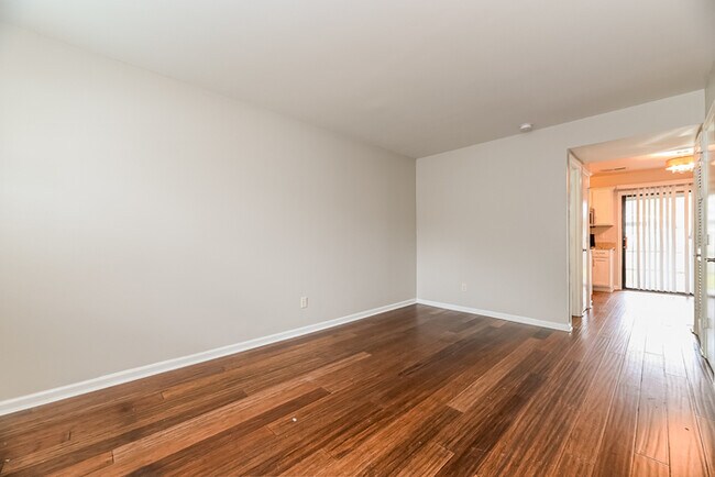 Building Photo - Lovely 2 Bedroom Townhome in Mount Pleasant