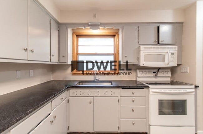 Building Photo - Recently Renovated 3 bedroom Single Family...
