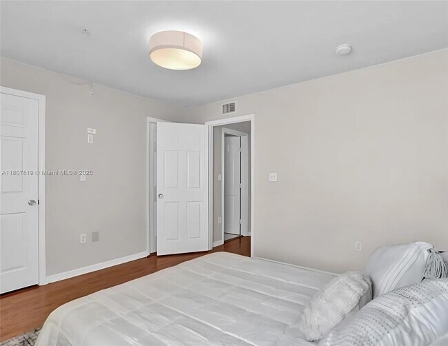Foto del edificio - 2965 NE 185th St