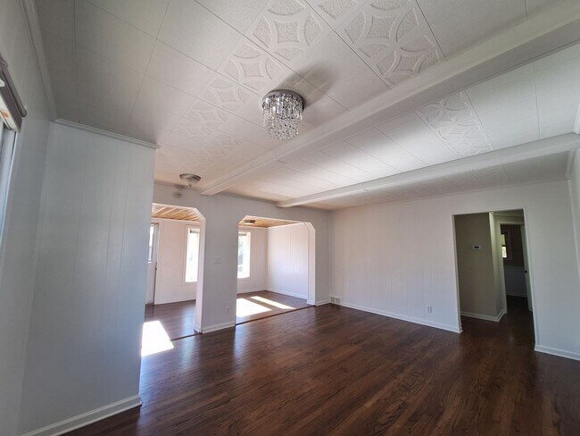 Building Photo - Your families next home is here!!