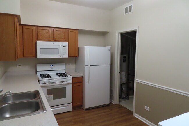 Building Photo - 4049 Oak Tree Ln