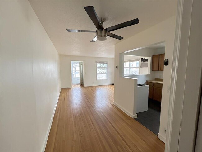 Vista completa hacia el frente - 2105 Grand Ave S