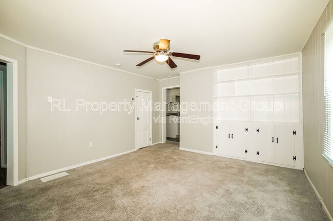Building Photo - 848 E Chestnut St
