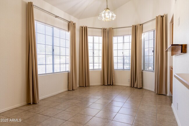 Foto del edificio - 1294 N Blackstone Dr