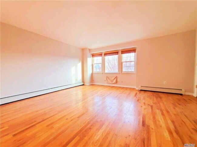 Foto del edificio - 93-15-93-90 90th Ave