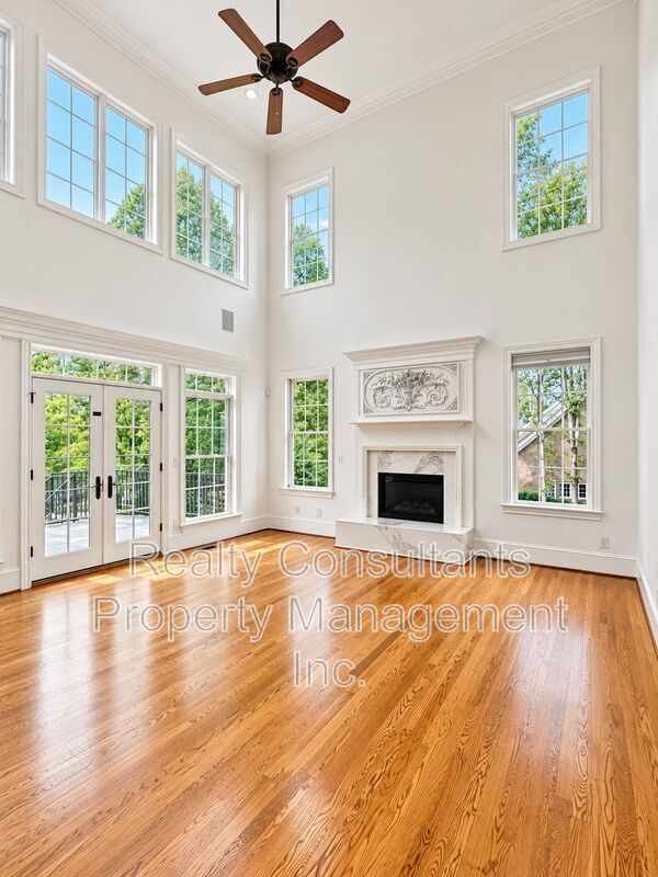Foto del edificio - 7517 Henson Forest Dr