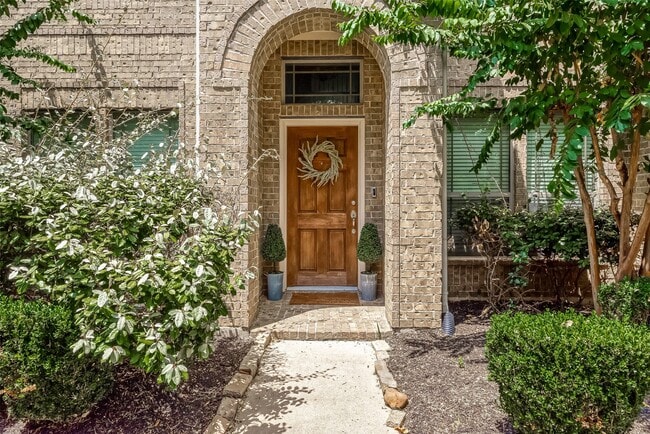 Foto del edificio - 7710 Eastwood Lake Ln