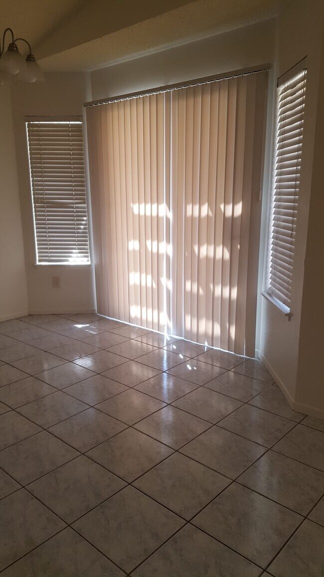 Cocina con ventanas y deslizable hacia el patio - 3212 Ave S-1