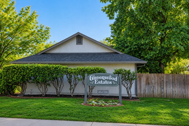 Foto del edificio - 2 Bed/ 1 Bath l Enclosed Backyard, Garage, In Unit W/D hookups
