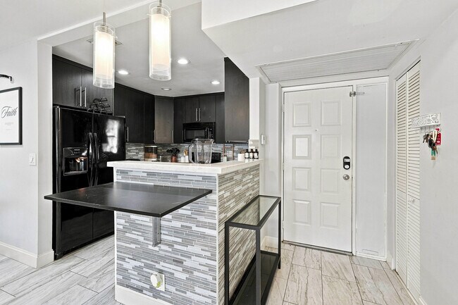 Building Photo - 2581 Carambola Cir N
