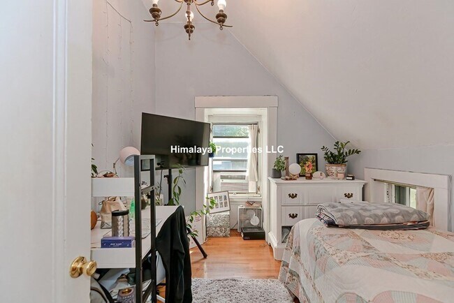 Foto del edificio - Central Mission Hill Location. Steps from ...