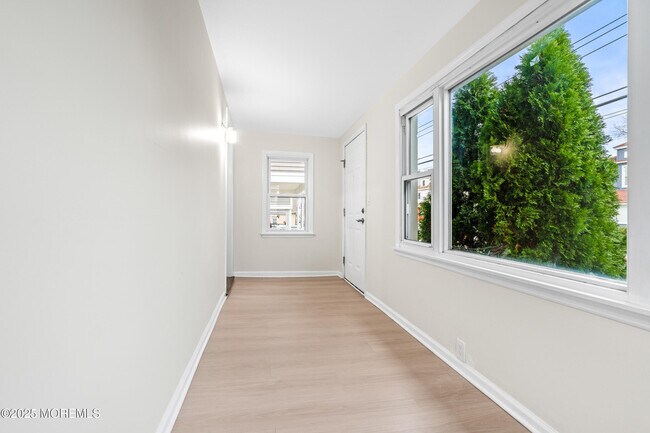 Foto del edificio - 11 Dewitt Ave