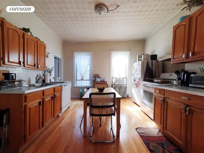 Foto del edificio - 529-529-531 Graham Ave