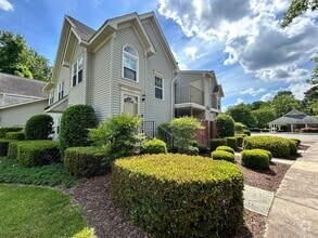 Building Photo - 2357 London Pointe Dr
