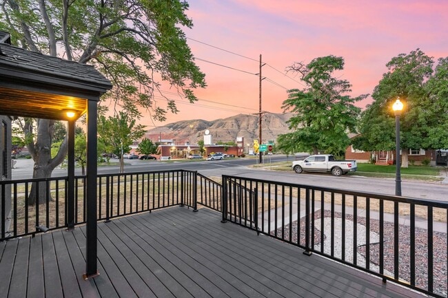 Building Photo - 983 N Poinsettia Dr