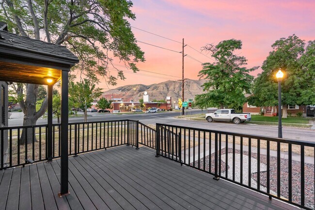 Foto del edificio - 983 N Poinsettia Dr