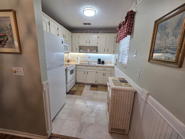 Building Photo - 4 Lake Vista Trail