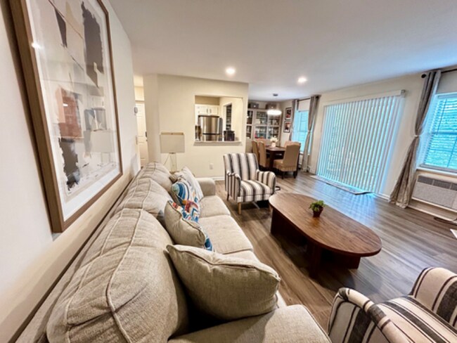 Foto del edificio - 13 Lexington Hills Rd