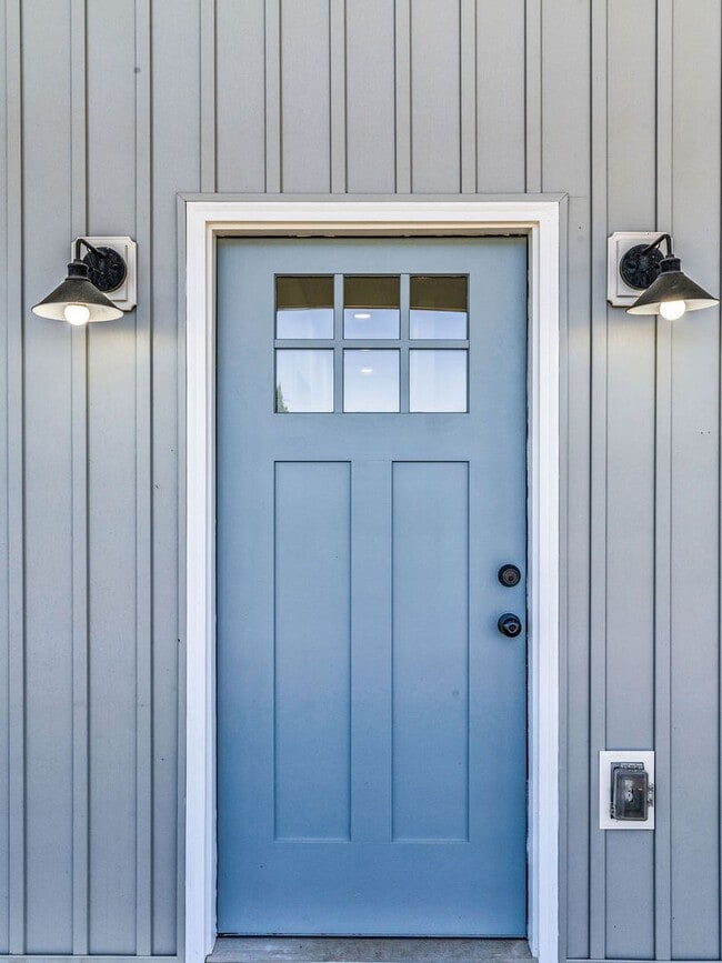 Building Photo - Knoxville 37921 - Modern 3BR/2BA | Near Do...