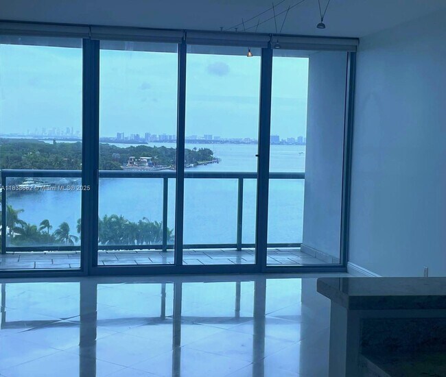 Foto del edificio - 601 NE 36th St