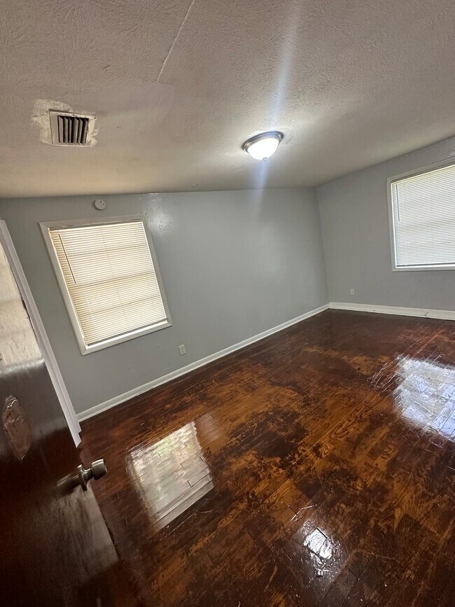 Building Photo - 7141 Elwood Ave