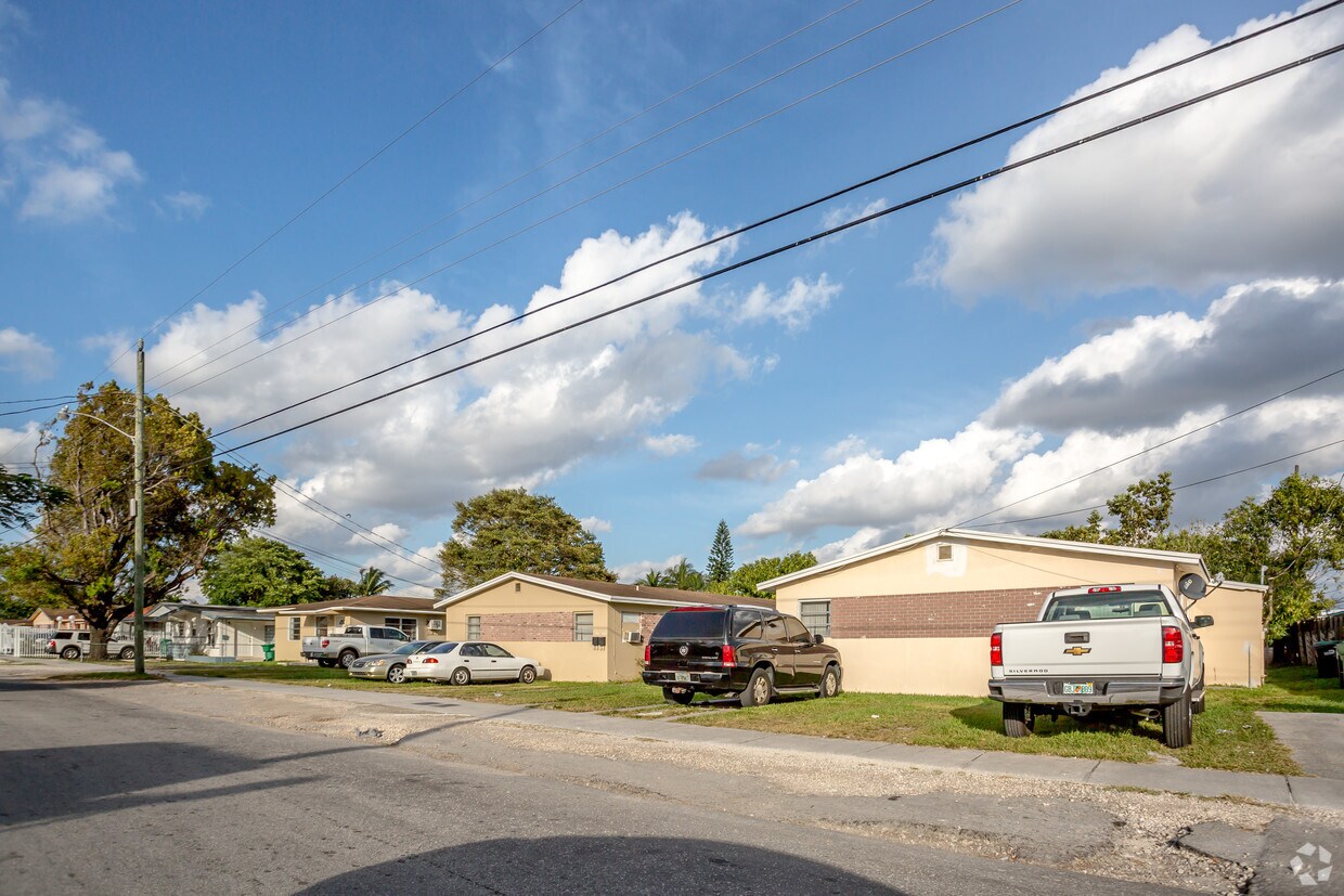 DESMOND A VERSTRAATE APARTMENTS 39153931 SW 91st Ave Miami, FL