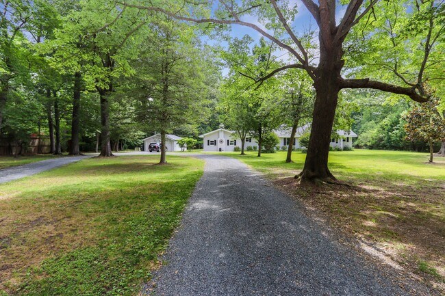 Foto del edificio - 908 Calthrop Neck Rd